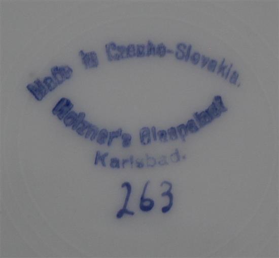 A pair of Czechoslovakian porcelain cabinet plates, 1920s, 27cm